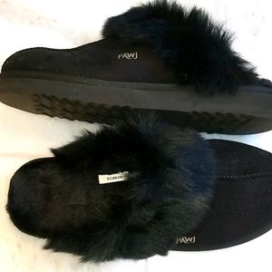 PAWJ California Black Faux Fur Scuffs Size 9